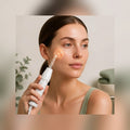 SkinPulsePro en uso sobre el rostro